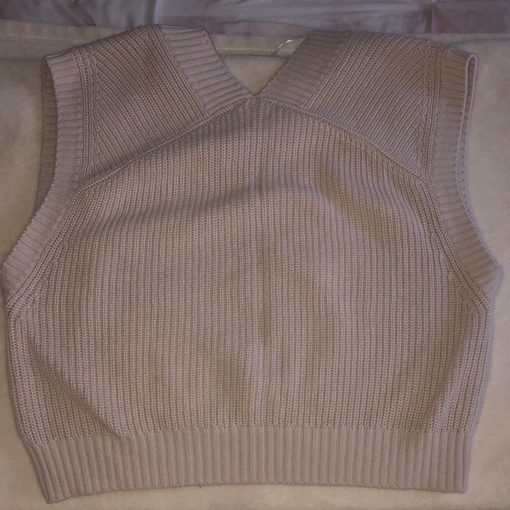 beige vest, brand H&M
it is in good used condition